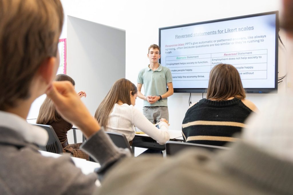 Alumno haciendo una presentación en inglés ante sus compañeros en Dallington School, Madrid