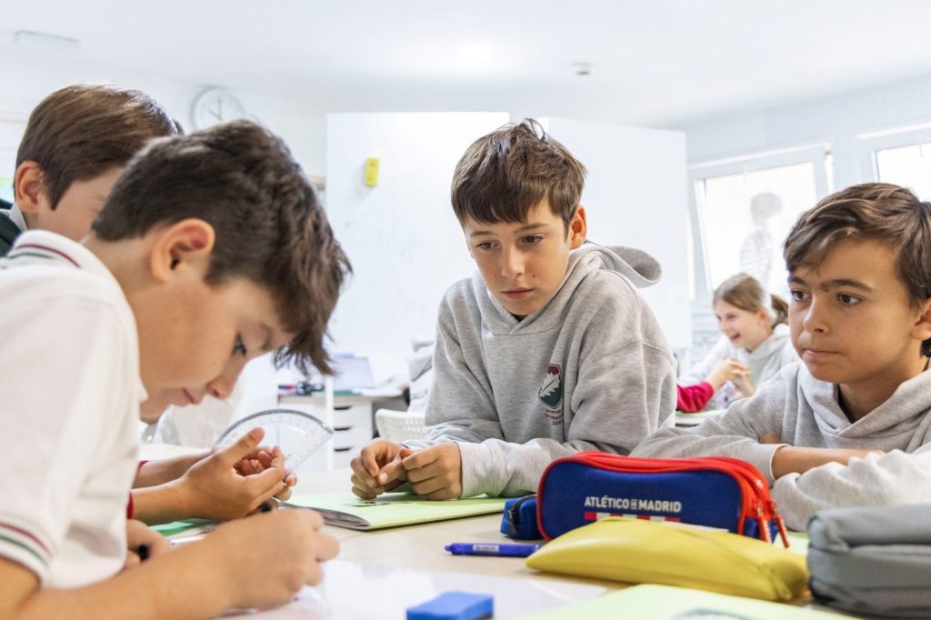 Alumnos de Primaria trabajando juntos en clase en Dallington School, colegio británico en Madrid