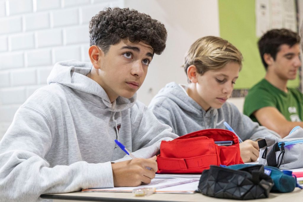 Alumnos de Secundaria atentos en clase en Dallington School