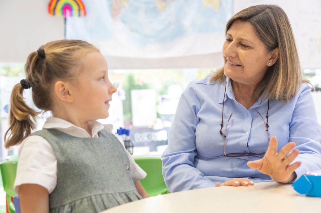 Profesora conversando con una alumna en clase en Dallington School, colegio británico en Madrid